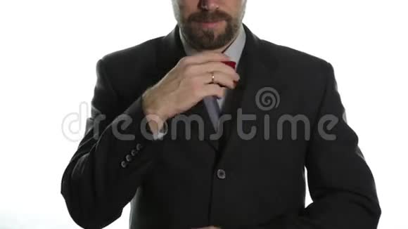 穿着商务服的大胡子男人在红盒子里戴上戒指表达不同的情感视频的预览图