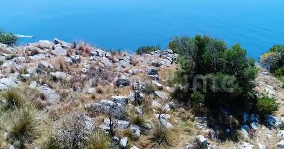 年轻女子在阿马尔菲海岸的山上徒步旅行慢动作视频的预览图