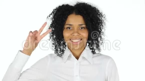 白人黑人妇女的胜利标志视频的预览图