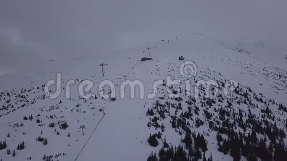 滑雪胜地亚斯纳斯洛伐克高山低塔特拉斯空中无人机顶景4K视频的预览图