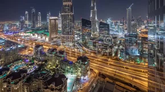 迪拜市区天际线夜晚时光最高的建筑和道路交通阿联酋视频的预览图