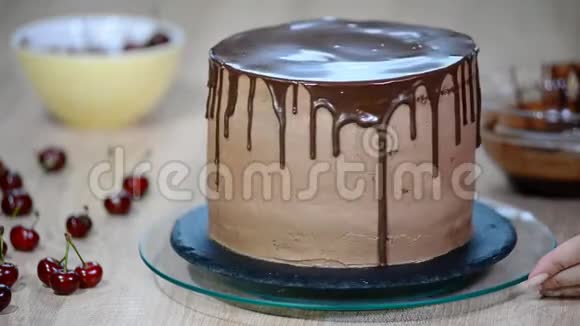 美味的巧克力樱桃蛋糕视频的预览图
