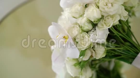 新娘婚礼花束白玫瑰视频的预览图