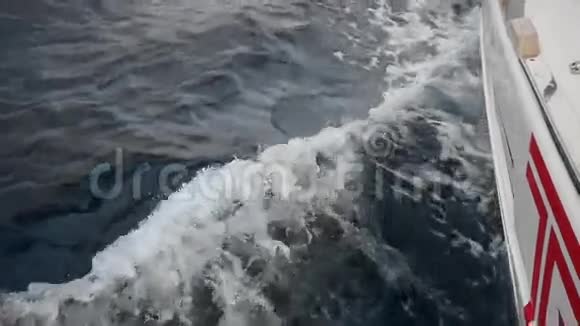 希腊海浪背景下的白色小船甲板视频的预览图