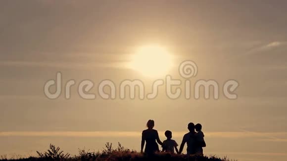 日落时分的家庭剪影视频的预览图
