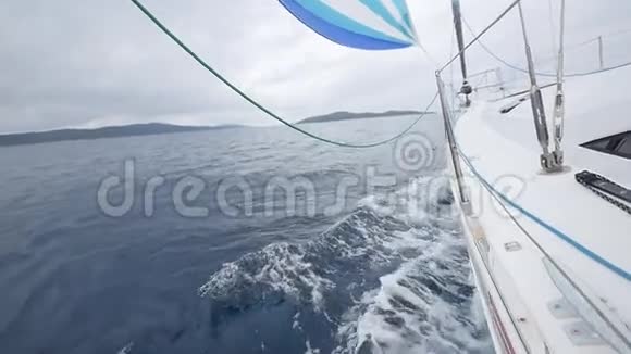 希腊海浪背景下的甲板船视频的预览图