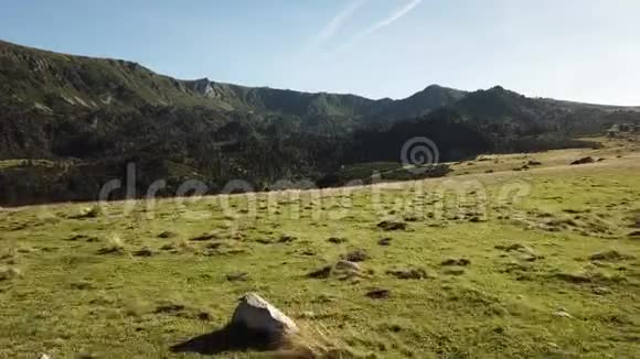 法国比利牛斯山脉和草地的鸟瞰图视频的预览图