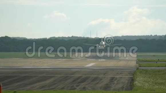 商业飞机接近机场视频的预览图