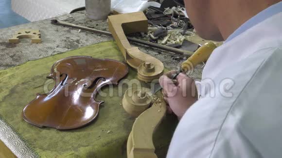 卢蒂尔雕刻大提琴的头视频的预览图