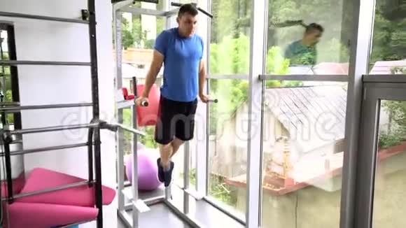 英俊的年轻人在健身房做运动视频的预览图