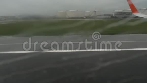 从阿姆斯特丹机场出发雨天视频的预览图