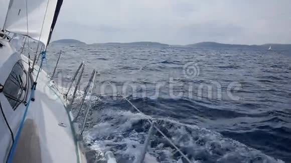 希腊海浪背景下的一艘白色游艇和一条绳视频的预览图