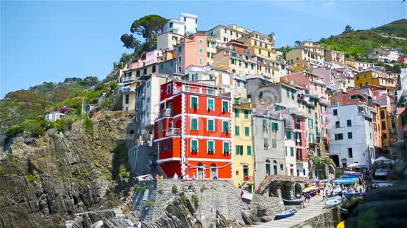Riomaggiore镇的建筑景观Riomaggiore是意大利CinqueTerre最受欢迎的老村庄之一视频的预览图
