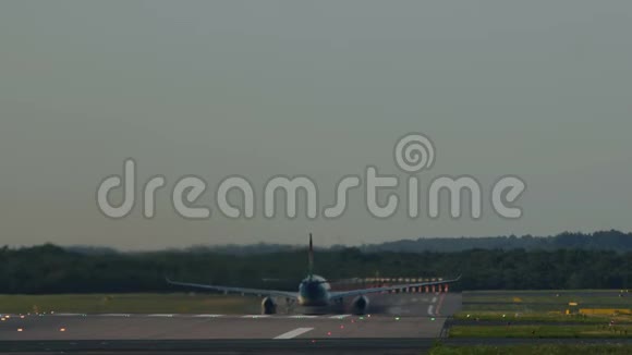 商务飞机起飞机场视频的预览图