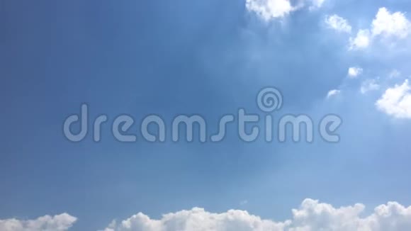白云在蓝天上的烈日下消失了循环的特点是时间流逝的运动云支持一个美丽的蓝天视频的预览图