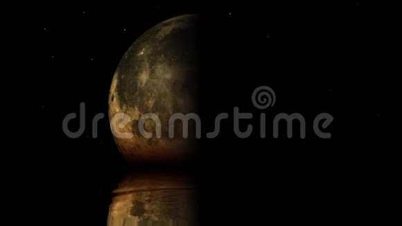 月球相位与湖面反射股票镜头视频的预览图