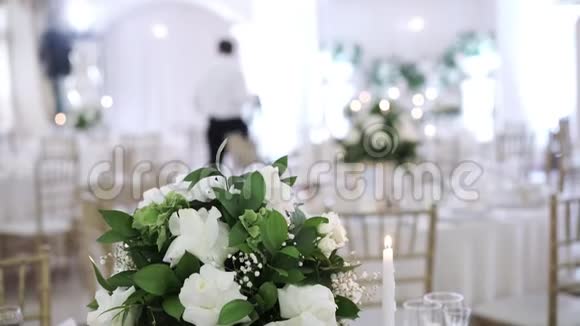 餐桌鲜花装饰视频的预览图