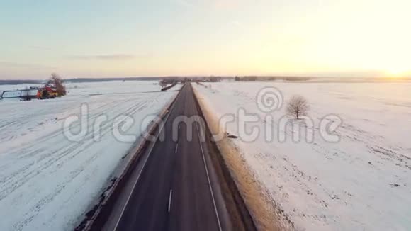 冬天的路空中镜头白雪覆盖的白田日落视频的预览图