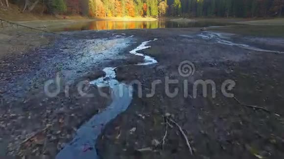 空中拍摄的山湖视频的预览图
