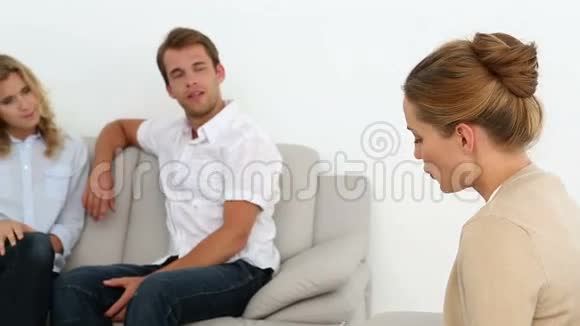 一对夫妇和他们的心理医生交谈视频的预览图