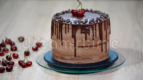 巧克力蛋糕加樱桃和巧克力奶油视频的预览图