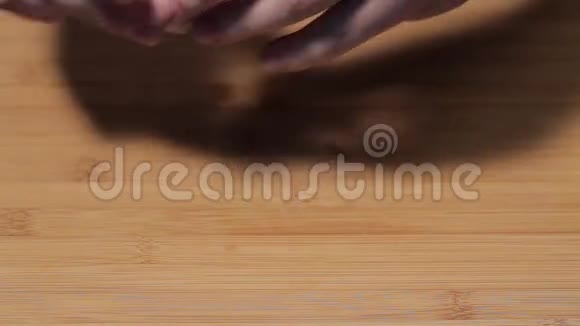 厨房里用刀切蘑菇视频的预览图