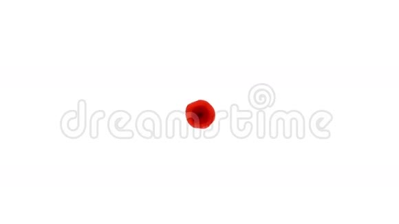 白色背景下的红色液体龙卷风漂亮的彩色油漆是旋转的液体状的孤立透明涡旋视频的预览图