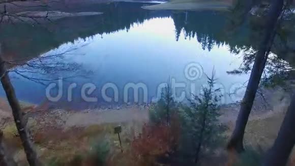 空中拍摄的山湖视频的预览图