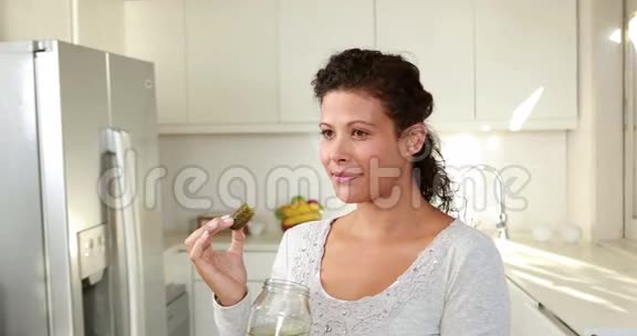 孕妇在厨房吃泡菜视频的预览图
