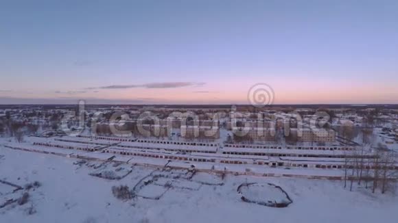 冬季城市景观空中镜头城市被雪覆盖视频的预览图