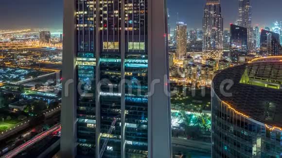 迪拜市中心的天际线夜幕降临最高的建筑和谢赫扎耶德的道路交通阿联酋视频的预览图