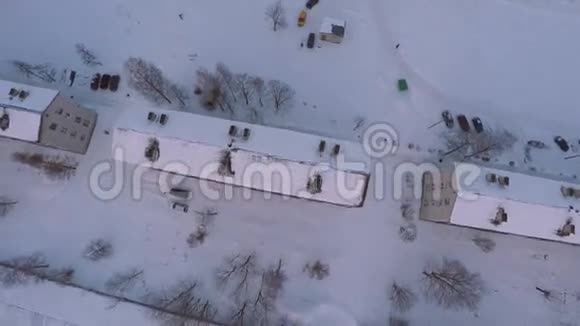 冬季城市景观空中镜头城市被雪覆盖视频的预览图