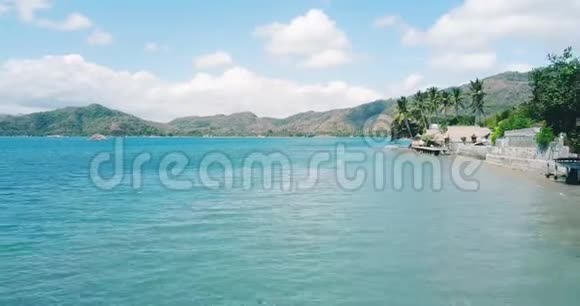 热带岛屿的异国空中风光视频的预览图
