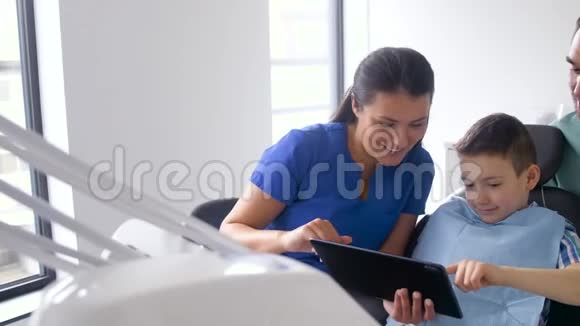 牙科医生向门诊病人展示平板电脑视频的预览图