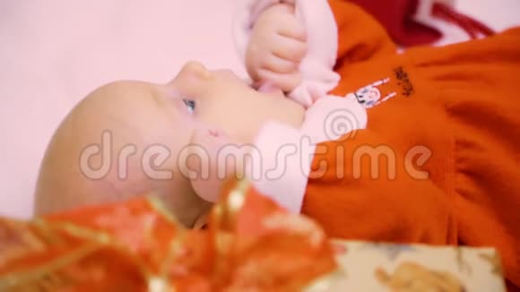 可爱的两个月红裙子女婴视频的预览图