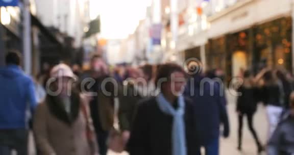 一群匿名的人在繁忙的街道上行走视频的预览图