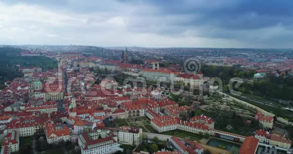 布拉格城堡鸟瞰布拉格视频的预览图