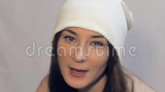 戴帽子的时尚年轻女人视频的预览图