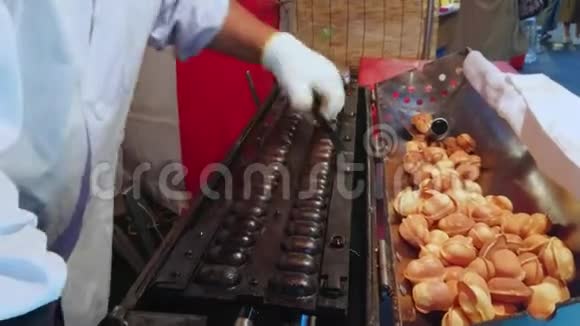 日本传统街头食品的制作和销售视频的预览图