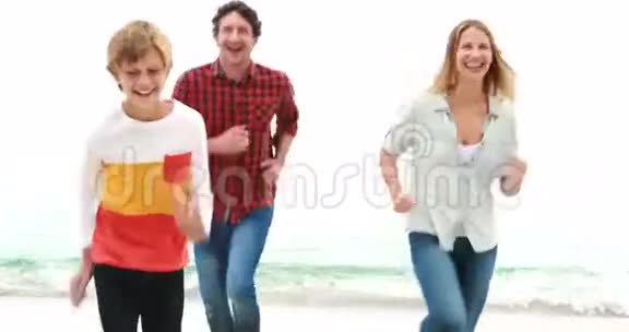 一家人在海滩上跑步视频的预览图