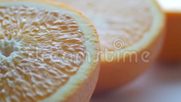 在白色背景下切开橙色宏关闭视图视频的预览图