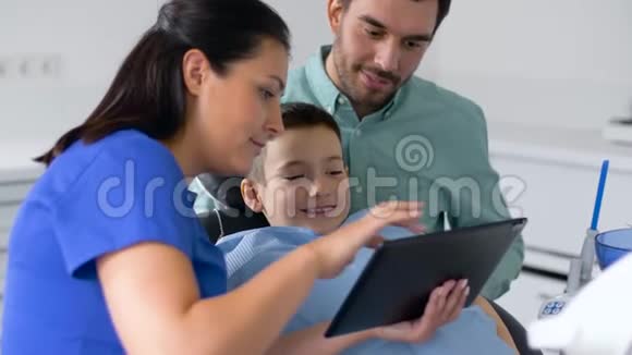 牙科诊所向儿童展示平板电脑视频的预览图