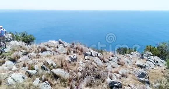 年轻女子在阿马尔菲海岸的山上徒步旅行慢动作视频的预览图