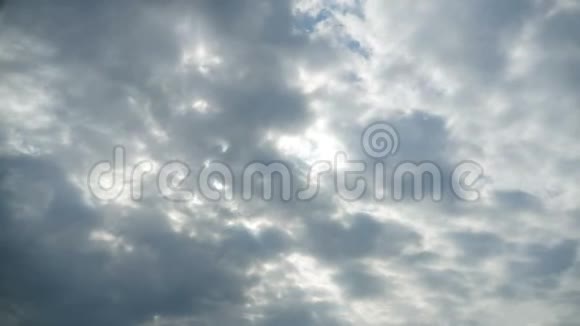 灰色风暴云在天空中移动时间流逝视频的预览图