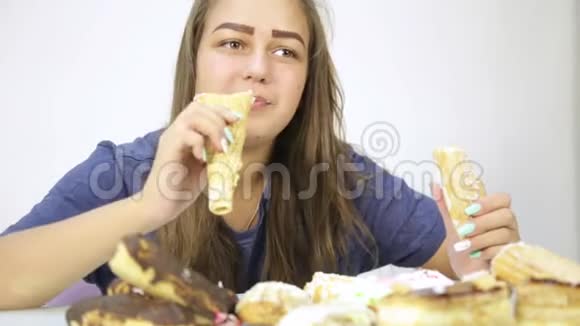 年轻女子在节食后愉快地吃蛋糕视频的预览图