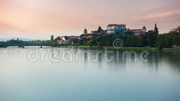 斯洛文尼亚Ptuj斯洛文尼亚最古老城市全景拍摄城堡俯瞰古城视频的预览图
