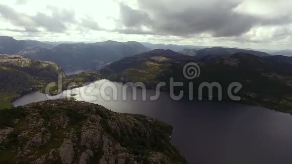 鸟瞰山湖视频的预览图