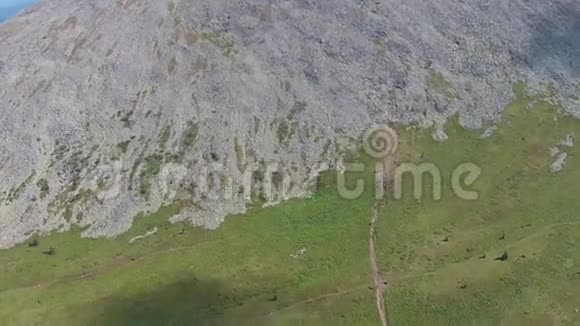 南乌拉尔的伊雷梅尔山的空中景色视频的预览图