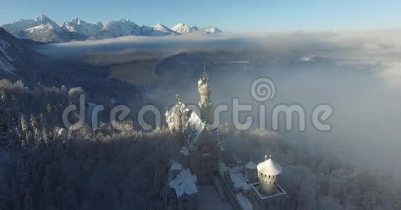 日出时鸟瞰Neuschwanstein城堡视频的预览图