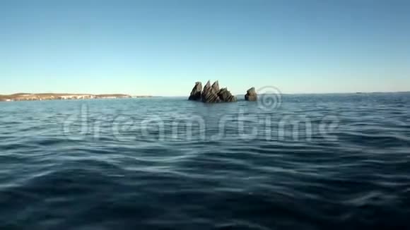 新地球北冰洋水面间的石岩视频的预览图